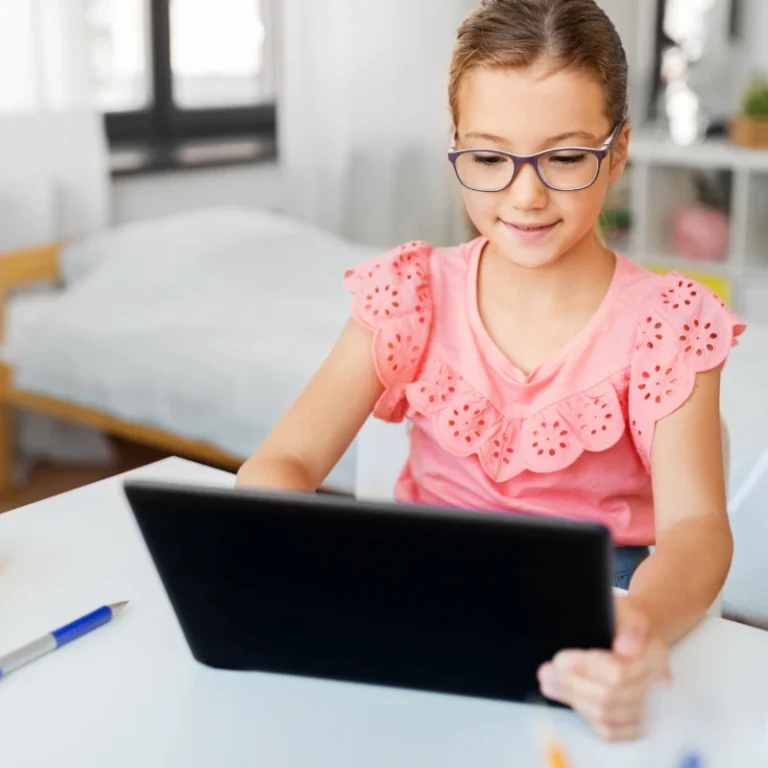 Online Lerntherapie bei LRS kann Familien entlasten und sorft für entspannte Stimmung der Kinder beim Lernen